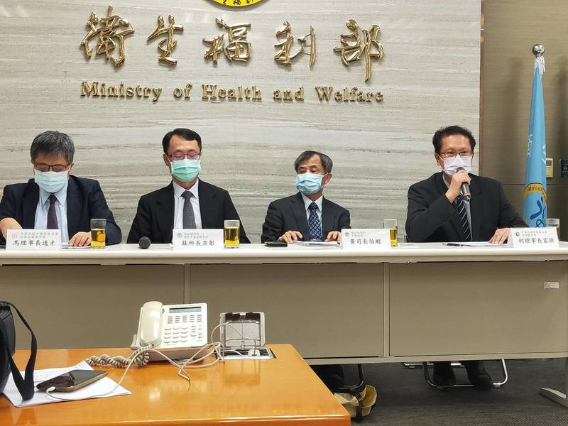 中藥界產官學10日召開記者會,譴責使用假藥的中醫師,並呼籲民眾對中醫保持信心。左起馬逸才、蘇奕彰、黃怡超、柯富揚(Photo by 呂翔禾/台灣醒報)