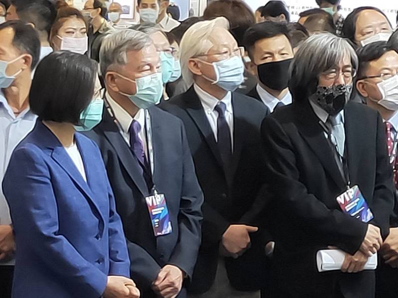 總統蔡英文在沈榮津(左起)、吳澤成、詹宏志等人的陪同下,參觀台灣資安大展。(Photo by 呂翔禾/台灣醒報)