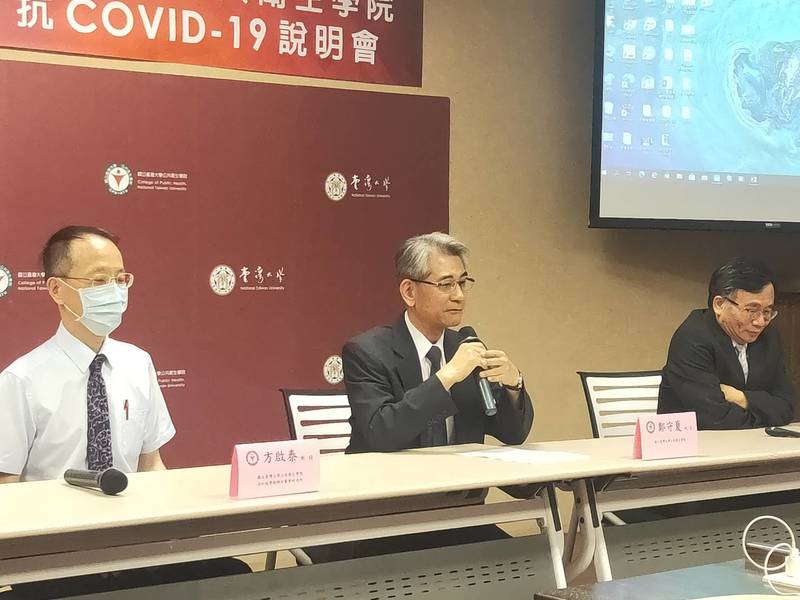 公衛專家認為不一定要入境普篩,不過方啟泰堅持要做完14天篩檢,而陳秀熙認為可以短時間檢疫搭配前後篩檢。左起方啟泰、鄭守夏與陳秀熙(Photo by 呂翔禾/台灣醒報)