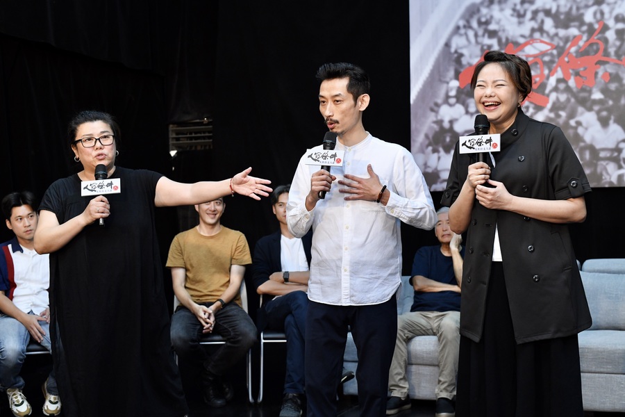 金鐘影后林美秀、金馬影帝陳竹昇及獲得金鐘女配角的林嘉俐在《人間條件6─未來的主人翁》中飾演一家人。左起林美秀、陳竹昇、林嘉俐。(綠光劇團提供)