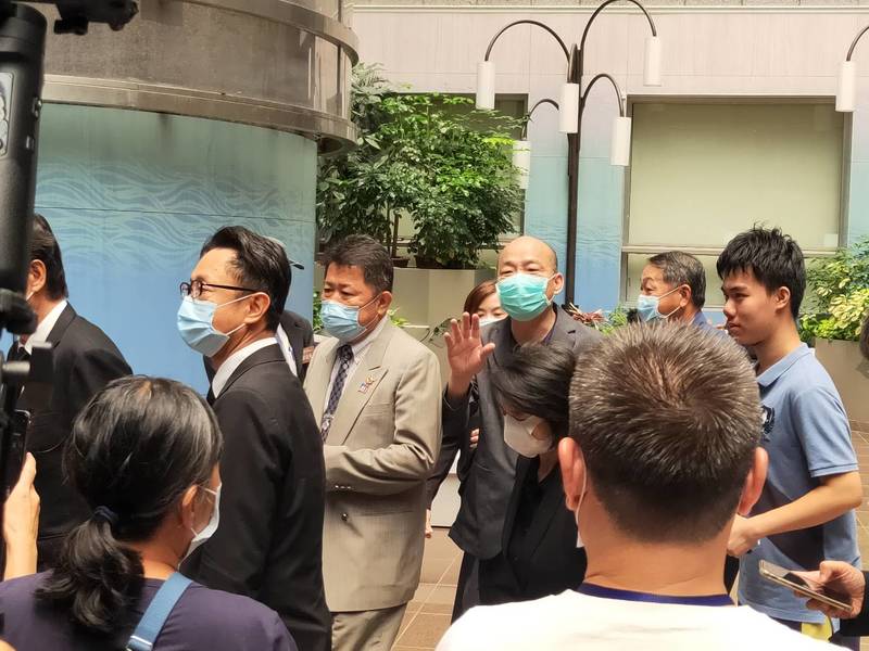 前高雄市長韓國瑜的動向讓許多人非常關注。參加追思會時仍有許多民眾替他加油、打氣。(Photo by 呂翔禾/台灣醒報)