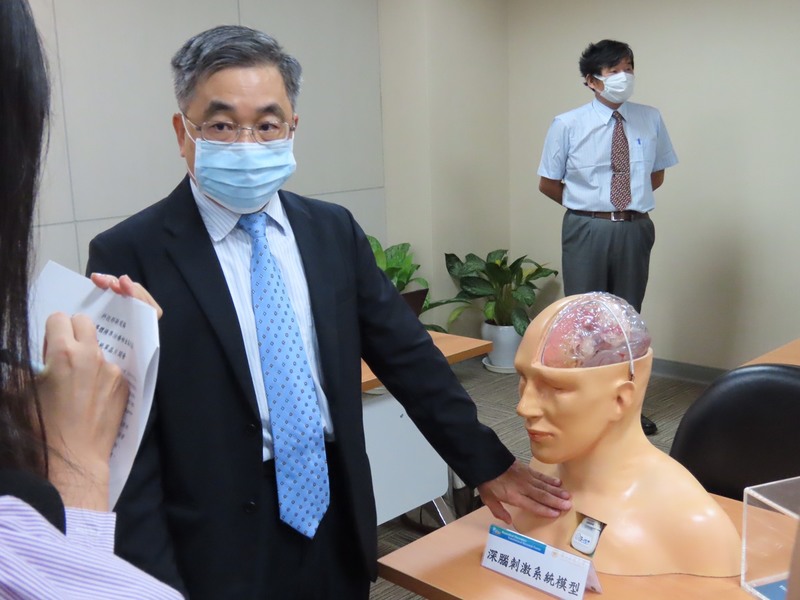 交大電子研究所教授柯明道說明「智慧可適性深腦刺機系統」的原理。(photo by 施凱文/台灣醒報)