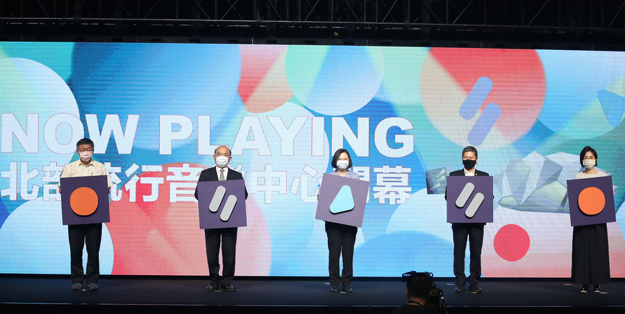 總統蔡英文(中)、行政院長蘇貞昌(左2)、文化部長李永得(右2)、台北市長柯文哲(左)與 北流董事長黃韻玲(右)同台完成開幕啟動儀式。中央社