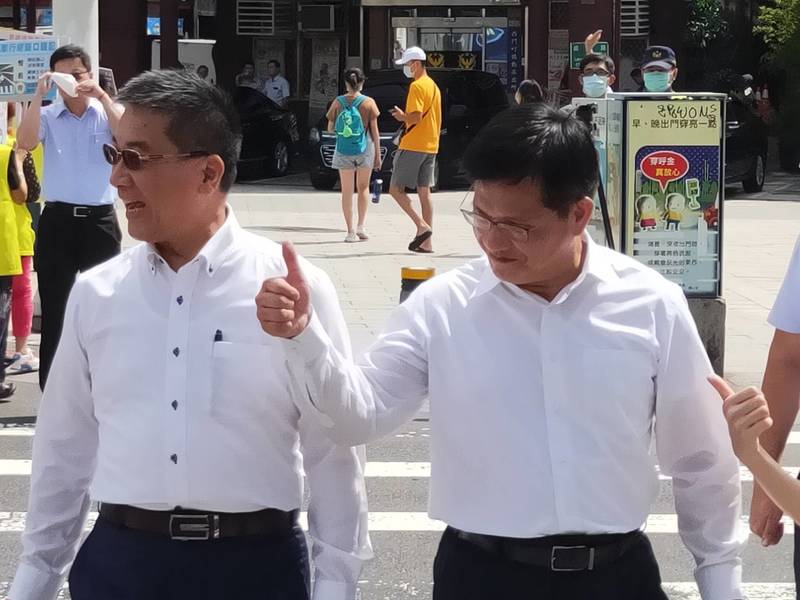 因應9月交通大執法,內政部長徐國勇(左起)與交通部長林佳龍親自走到街上示範最新行人、汽機車應遵行的法規。(Photo by 呂翔禾/台灣醒報)