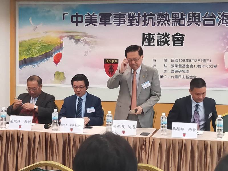 軍事專家認為共軍雖然宣傳多但戰法保守,不過台灣民眾仍須謹慎提防。左起金門大學教授盧政鋒、作家吳明杰、國策院院長田弘茂與馬振坤所長(Photo by 呂翔禾/台灣醒報)