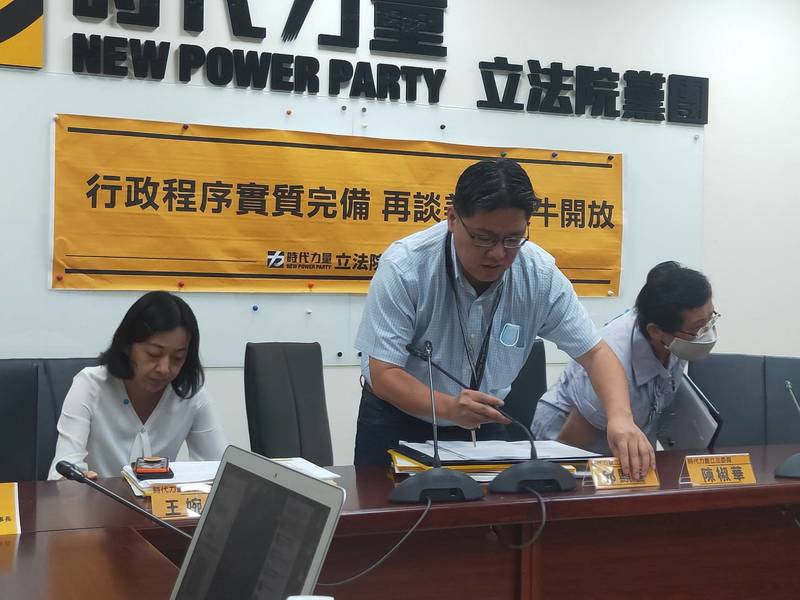 時力呼籲蔡政府完備美豬開放程序,法規至少公告60天,並舉辦公聽會、協調會與民眾積極溝通。左起立委王婉諭、邱顯智與陳椒華(Photo by 呂翔禾/台灣醒報)