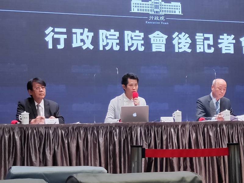 金管會10日宣布「公司治理3.0」方案,希望藉此讓台灣公司更加透明化、永續經營。左起環保署副署長蔡鴻德、發言人丁怡銘與金管會副主委許永欽(Photo by 呂翔禾/台灣醒報)