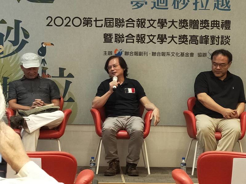 張貴興(中)與作家楊澤、駱以軍(左起)談到《野豬渡河》的創作理念與心路過程。(Photo by 呂翔禾/台灣醒報)