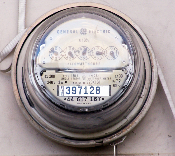 14日召開的電價費率審議會,經濟部再次宣布「凍漲」,亦即10月起電費不調整,這已是連續五次電價未調。(網路截圖)