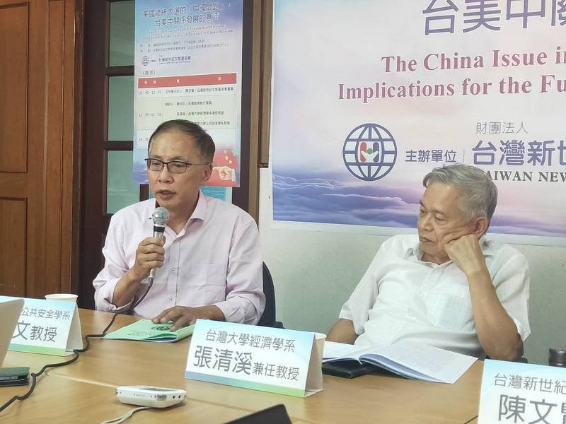 在新世紀文教基金會座談會上,專家都認為美中關係已經走向全面對抗,不過在大選期間,中國採取比較保守的策略。左起董立文、張清溪教授(Photo by 呂翔禾/台灣醒報)