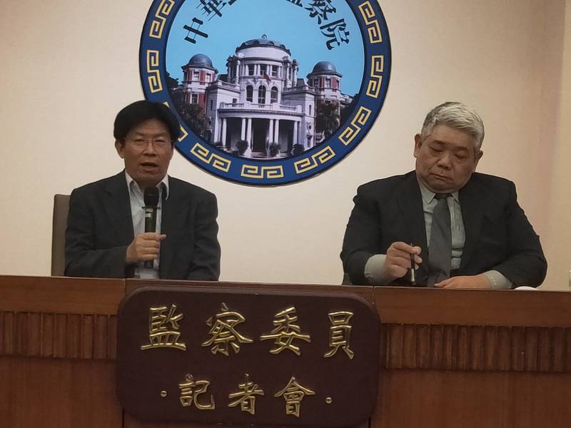 監委高涌誠(左起)、王榮璋向媒體說明CRPD公約國內法化調查報告的事宜。(Photo by 呂翔禾/台灣醒報)