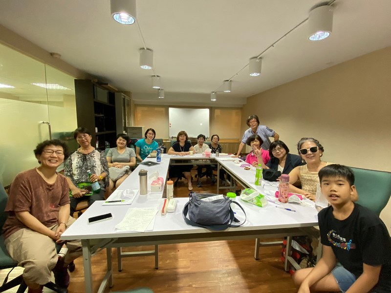 9月份新媒體寫作班已經開課了,師生們在輕鬆的氣氛中互動熱絡。
