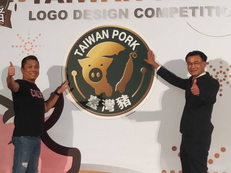農委會主委陳吉仲(右起)與得票最高的設計者林勵勳合影,未來台灣豬將會使用此標章。(Photo by 呂翔禾/台灣醒報)
