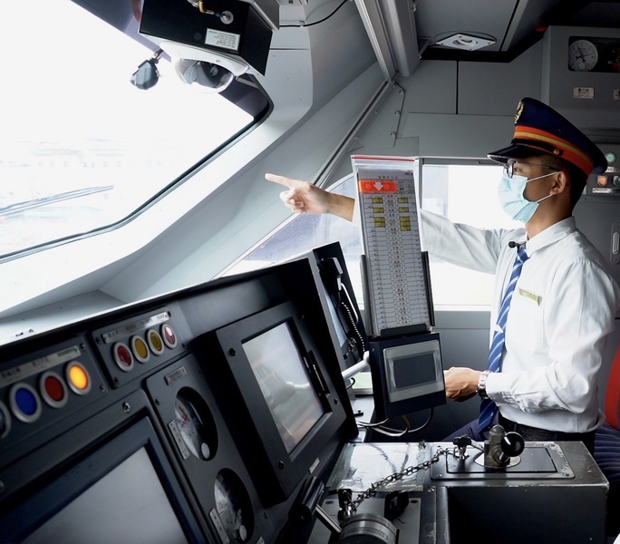 當行車速度過快時,限速備援系統可以把時速控制在60公里以下,搭配雙駕駛制度,大幅提升行車安全。(photo by 台鐵局)