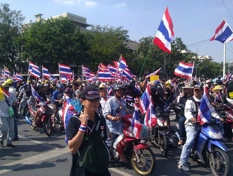 泰國民眾在國王回來時紛紛上街抗議,要求王室進行改革、由軍事政變上台的總理帕若育下台。(Photo by ilf_ on Wikimedia Commons under the Creative Commons Attribution-Share Alike 2.0 Generic license)