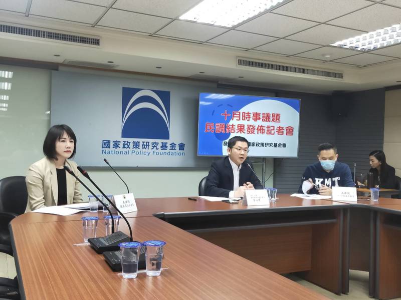 藍委謝衣鳳(左起)、副執行長黃心華與藍委陳以信20日召開記者會,呼籲政府要讓民眾對戰爭有所準備、不要盲目自信。(Photo by 呂翔禾/台灣醒報)