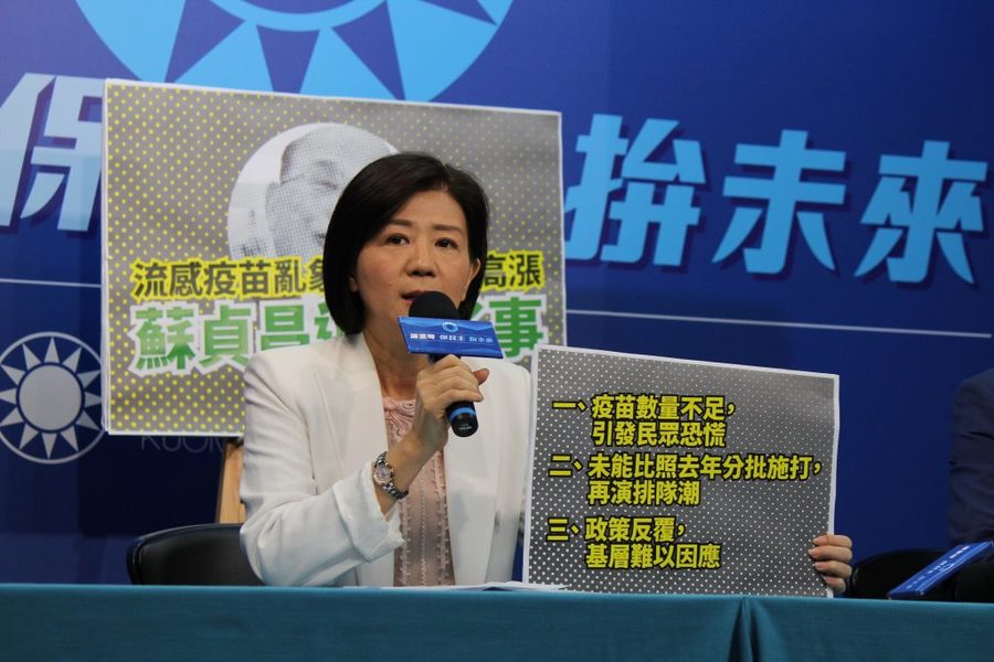 文傳會主委王育敏(中)指出,今年流感疫苗數量比照往年,約600萬劑加自費,但開打迄今各地出現「公費的沒到貨、自費的已打完」情況。(photo by 國民黨文傳會)
