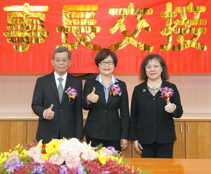 第一金控暨第一銀行舉行董事長交接,新任董事長邱月琴(中)與第一金控總經理林謙浩(左)、第一銀行總經理鄭美玲(右)共同合影。(photo by 第一銀行)