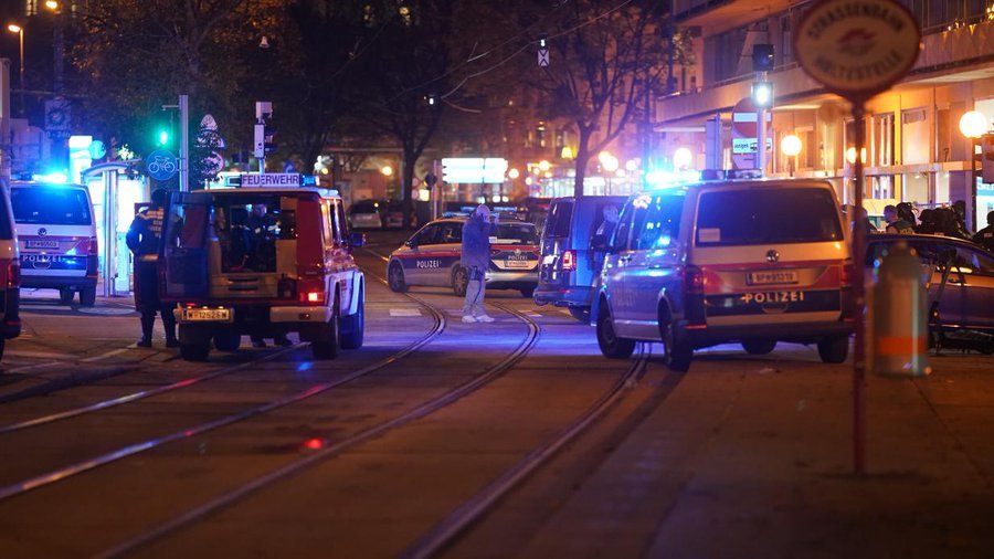 奧地利首都維也納2日晚間驚傳恐怖攻擊,多名槍手在街頭隨機射殺路人,已經造成2名平名和1名攻擊者死亡。政府派出特種部隊緝拿恐怖份子。(Photo by 推特 / mediavenir)