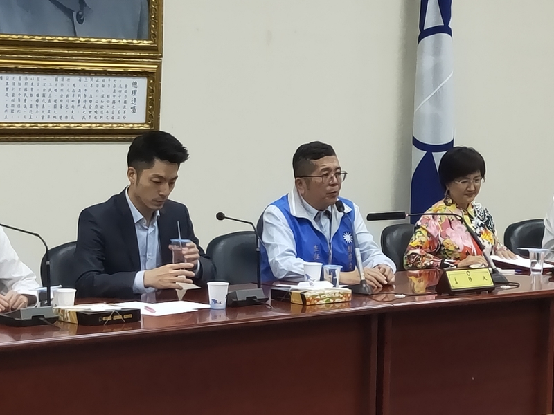 國民黨醫療委員會19日召開記者會,對政府的防疫、食安政策提出批評與建議。左起蔣萬安委員、蔡明忠主委與邱淑媞前署長(Photo by 呂翔禾/台灣醒報)
