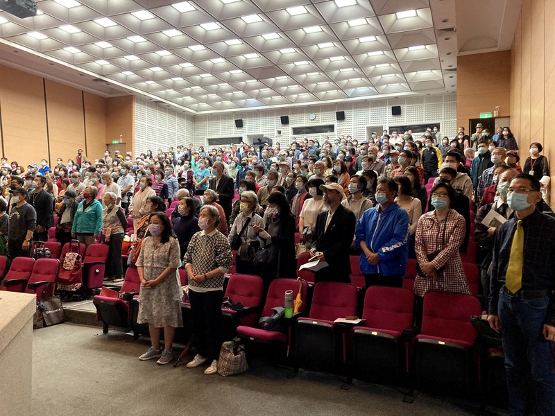為紀念興中會成立126周年,中華民國牧師協會和全球華人漢字福音協會舉辦「中山魂」特映會,全場起立唱國歌。(Photoby 郭淑鳳 / 台灣醒報)