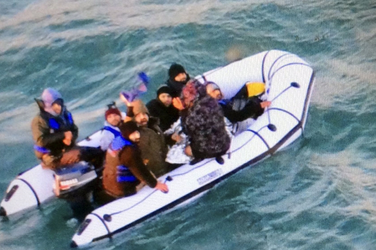 為了阻止移民通過危險的水路從法國到英國,兩國協議加強巡邏。(Photo from AP)