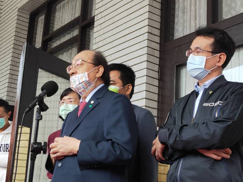 民進黨立院總召柯建銘(前)在立委蘇巧慧(右左起)、莊瑞雄與鄭運鵬陪同下表示,希望國民黨回歸理性討論議事。(Photo by 呂翔禾/台灣醒報)