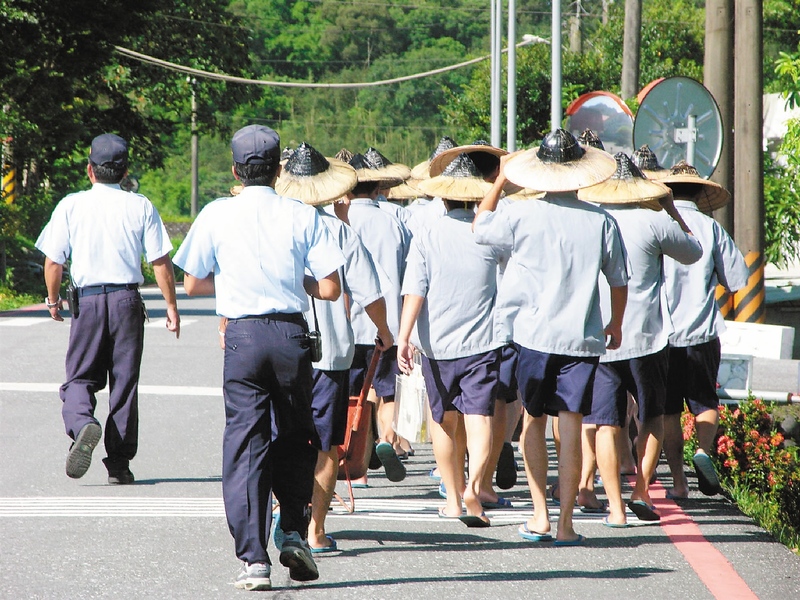 更生團契牧師黃明鎮表示,受刑人這樣一腳在監裡,一腳在社會,才能適應出去的生活,將來比較不會再回籠。(網路截圖)