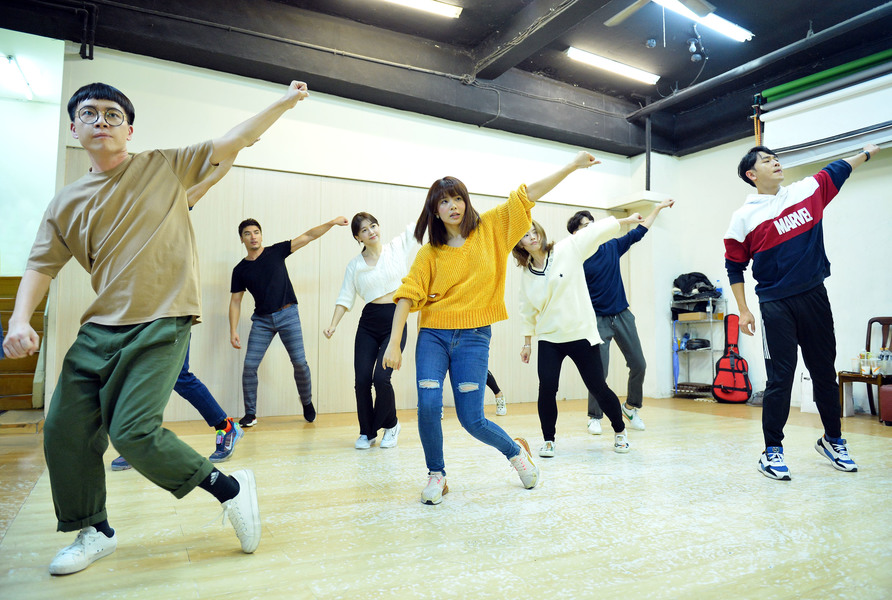 TVBS《女力報到》演員為了聖誕愛無限歌舞劇」,跟著歌舞劇導演林聖倫(左一)練舞。(Photo by TVBS信望愛永續基金會)