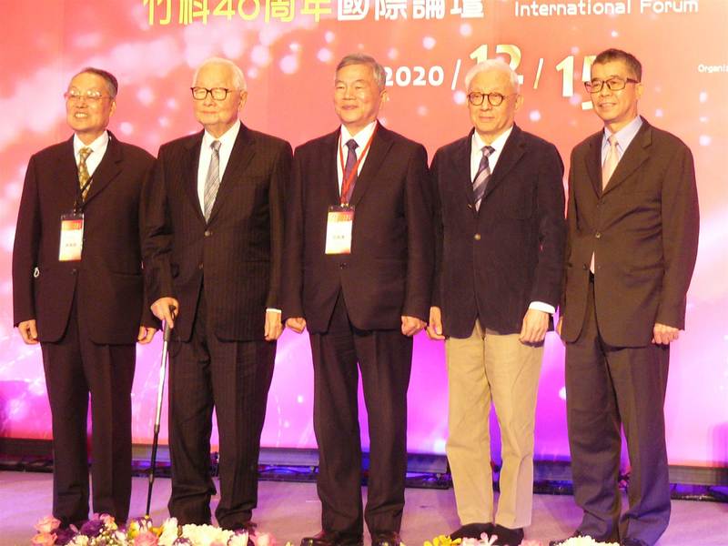 竹科四十周年,傑出貢獻獎受獎人宏碁集團創辦人施振榮(左起)、台積電創辦人張忠謀、頒獎人行政院副院長沈榮津、受獎人聯電榮譽董事長曹興誠與聯發科董事長蔡明介一起合影。(網路截圖)
