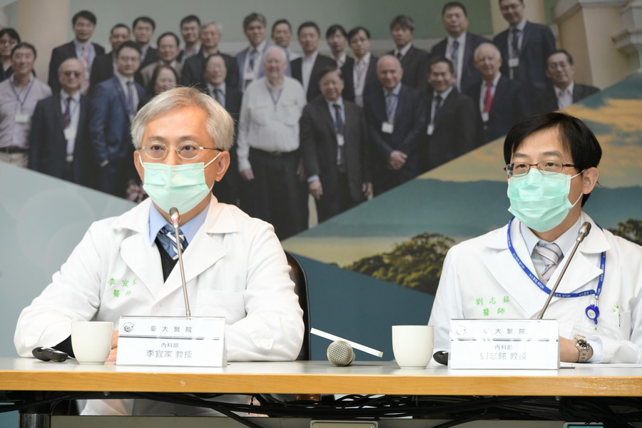 台大醫師李宜家(左起)、劉志銘指出,有超過8成的胃癌是幽門桿菌感染引起,若能根除則每年可減少77萬胃癌患者。(photo by 台大醫院)