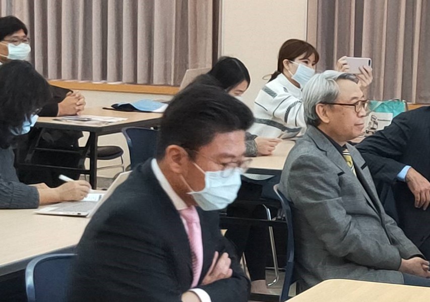 萬寶投顧董事長朱威志(右起)15日表示,除了台積電以外,聯電、銅金屬與航運業也值得投資。台新投顧總經理李鎮宇則認為疫苗、電動車動向值得觀察。(Photo by 呂翔禾/台灣醒報)