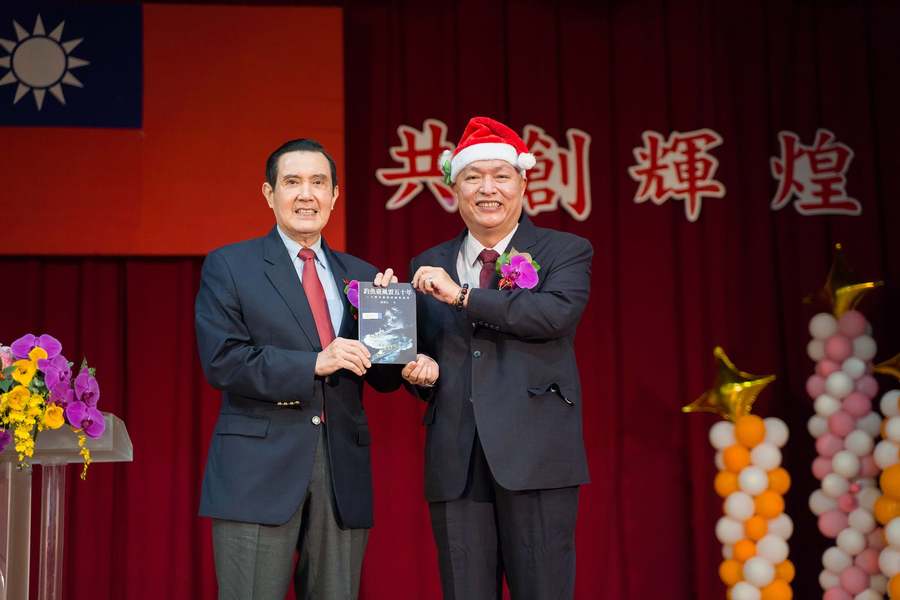 北商103周年校慶,馬英九(左)到場致意與校長張瑞雄合影留念。(北商大臉書)