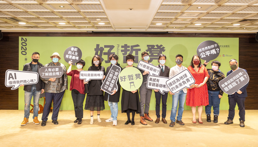 張智皓(左起)、陳茻、蔡雅婷、厭世姬、張柏韋、兩廳院藝術總監劉怡汝、講座主持人朱家安、陸子鈞、周詠盛、林昱君、謝莉君、朱宥勳合影。(photo by 國家兩廳院)
