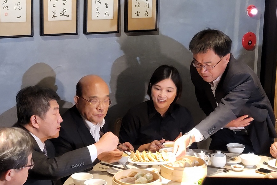 行政院長蘇貞昌(中)前往朱記餡餅粥品嘗台灣豬料理,農委會主委陳吉仲(右1)將鍋貼端給衛福部長陳時中(左2)夾。(photo by 祝潤霖/台灣醒報)