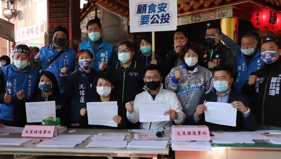 國民黨主席江啟臣與台中市長盧秀燕合體,到建國市場擺攤推動拒萊豬公投連署。(photo by 國民黨台中市黨部)