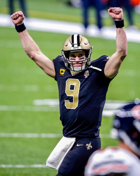 NFL國聯四強賽將迎來聖徒打海盜,由2名NFL史上傳球數據前二的傳奇四分衛互別苗頭(圖中是布里斯)。(photo from N.O. Saints Facebook)