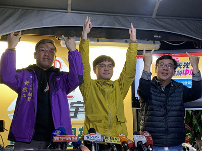桃園市議員王浩宇16日以同意票數8萬4,582票遭罷免,罷王總部執行長邱仁德(右起)、罷免案領銜人唐平榮與國民黨桃園市議員黃敬平開心歡呼。。(photo by 中央社)