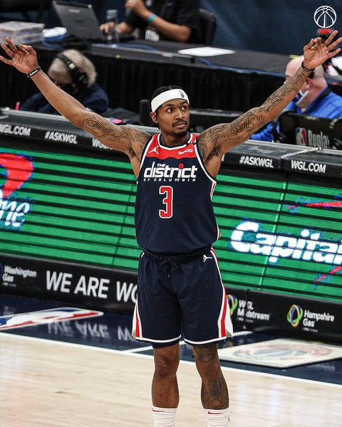 NBA邁入頂級球星大搬風年代,外媒特別列出可能轉戰新隊伍的5大球星,其中由巫師王牌後衛比爾最受歡迎。(photo from Wizards Facebook Fanpage)
