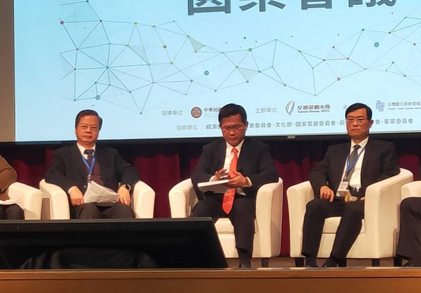 疫後觀光轉型論壇上,交通部長林佳龍(中)表示,將會趁現在積極推動觀光轉型,有利疫情後迎接報復性外國來台觀光潮。(Photo by 呂翔禾/台灣醒報)