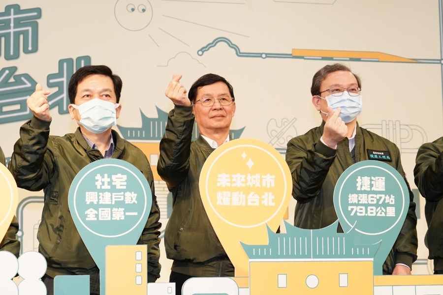 台北市副市長彭振聲(中)18日發布6週年施政成績,列舉台北市政府捷運建設、市場改建、社會住宅等成果。(photo by 台北市政府)