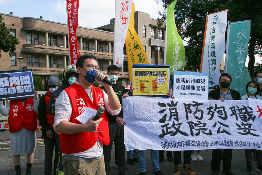 消防員工作權益促進會秘書長朱智宇呼籲,蘇內閣落實《消防法》、《工輔法》、《毒管法》,追蹤列管改善事項。(photo by 地球公民基金會)