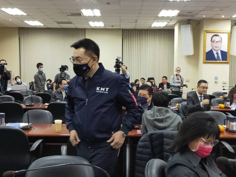 國民黨黨主席江啟臣於中常會開會前,再次歡迎趙少康重回國民黨。(Photo by 呂翔禾/台灣醒報)