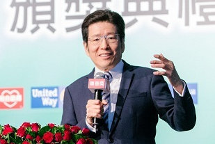觀光教父嚴長壽(資料照片)指出,台灣旅遊業急需趁著疫情找到轉型方向,深耕在地文化優勢以吸引國際、國內觀光客。(photo by 林晏如/台灣醒報)
