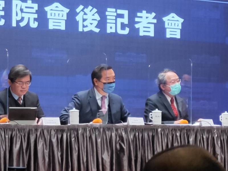 行政院18日公布,由政務委員羅秉成(中)接任發言人工作,但在會中避答有關小編的議題。(Photo by 呂翔禾/台灣醒報)