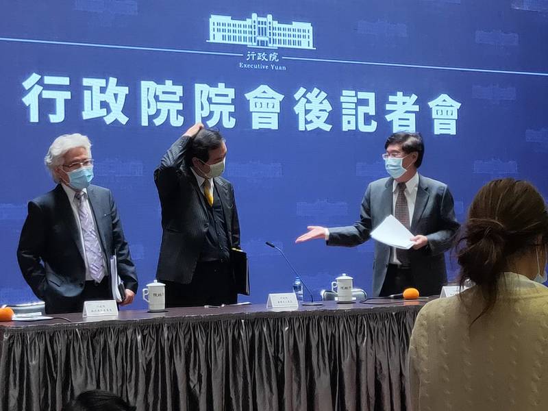 行政院政委郭耀煌(右起)、發言人羅秉成與人事總長施能傑正向媒體解釋數發部成立的組織規劃。(Photo by 呂翔禾/台灣醒報)