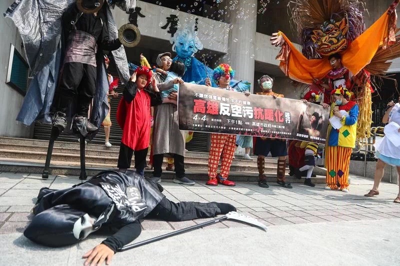 民團演出短劇,呼籲政府落實零碳排,還給孩子健康的空氣。(Photo by 中央社)