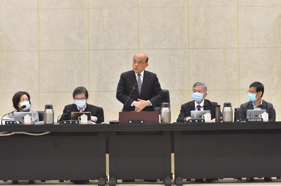 圖說:蘇貞昌在院會前發表長篇談話,並率領官員默哀。(行政院)