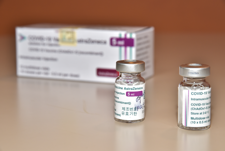 英國正逐步恢復經濟活動,但變種病毒使疫苗失效的隱憂仍未消失。(指揮中心)