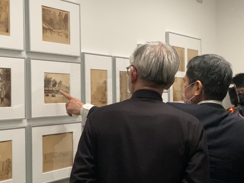 李永得(右)與國立台灣美術館館長梁永斐(左),討論館藏中19世紀來台美國外交官李仙得的照片。(Photo by 林志怡/台灣醒報)
